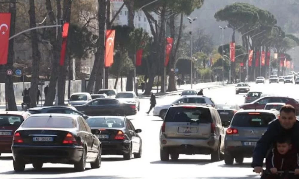 Σημαιοστόλισαν τα Τίρανα με τουρκικές σημαίες για την επίσκεψη Ερντογάν